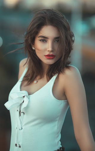 优雅美女高清图片壁纸-芒果图库