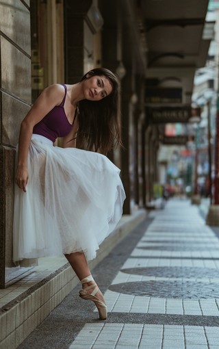 优雅魅力的美女图片壁纸-芒果图库