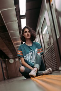 低角度攝影美女图片壁纸