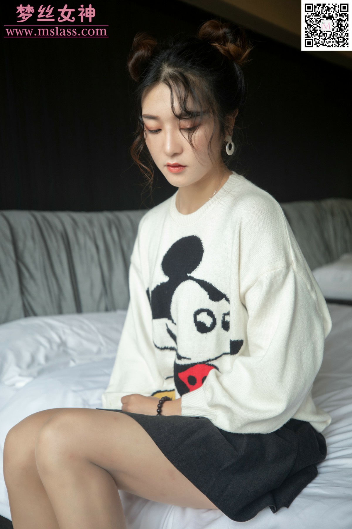 [MSLASS]梦丝女神 – 雨晨 白卫衣下的丝袜-芒果图库