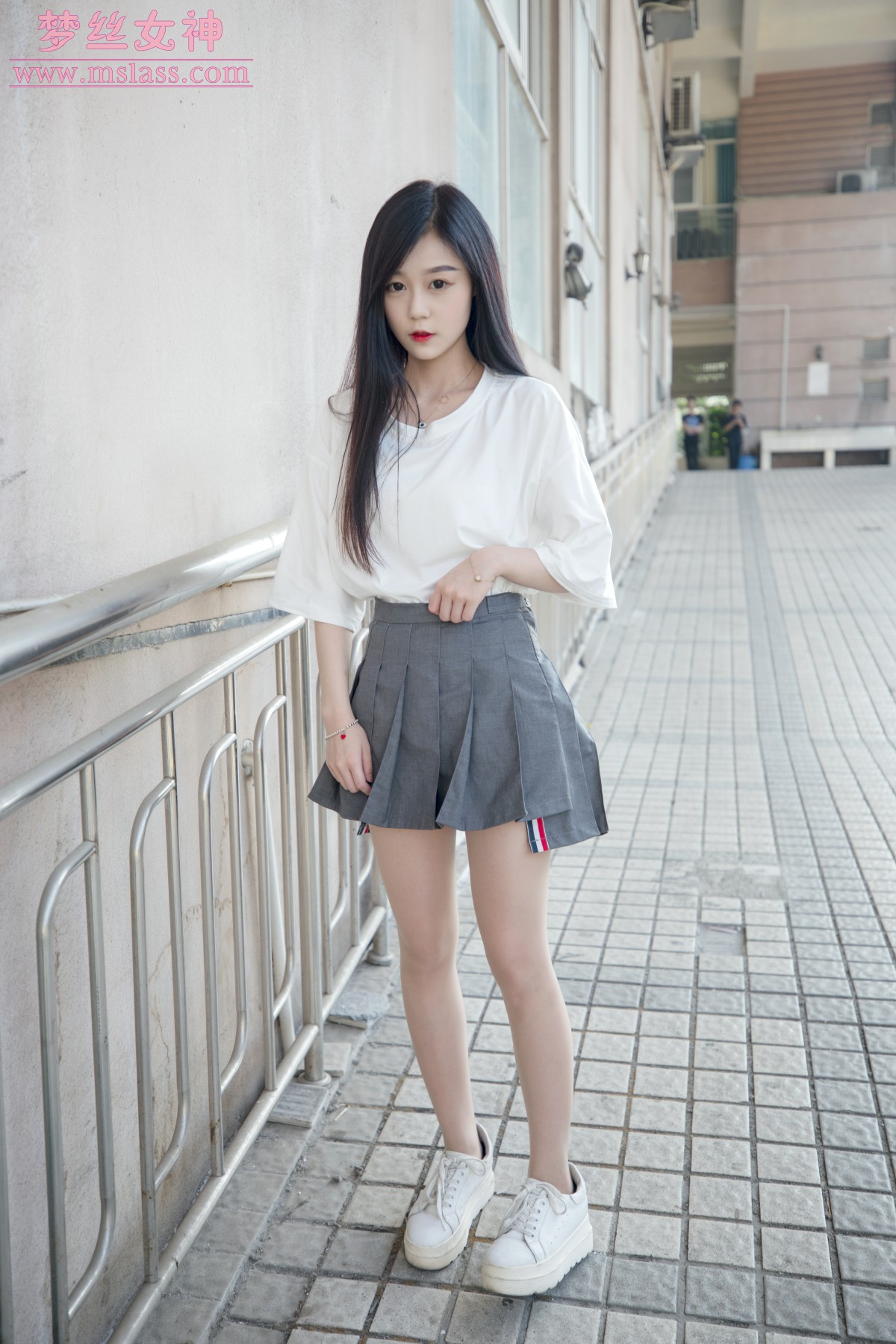 [MSLASS]梦丝女神 – 灵灵 甜静的明星脸-芒果图库